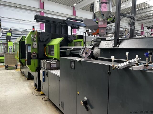 Injection moulding machine with robot DEMAG 650/1000-5200