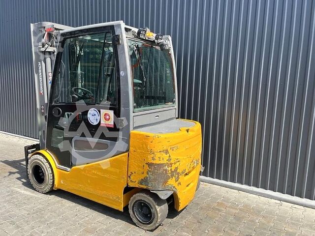 Electric 4-wheel forklift Jungheinrich EFGS30
