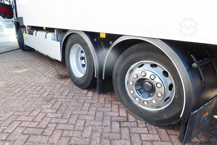 Box body Volvo FM Volvo FM 420 6x2 Stuur-As L.Z.V uitvoering