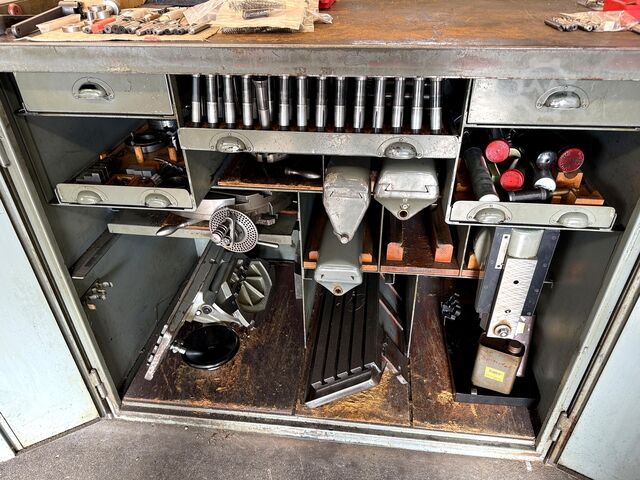 Werkstattschrank mit Inhalt Workshop Cabinet with contents