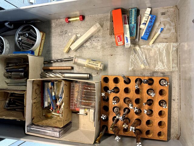 Werkstattschubladenschränke mit Inhalt Workshop Drawer Cabinets with Contents