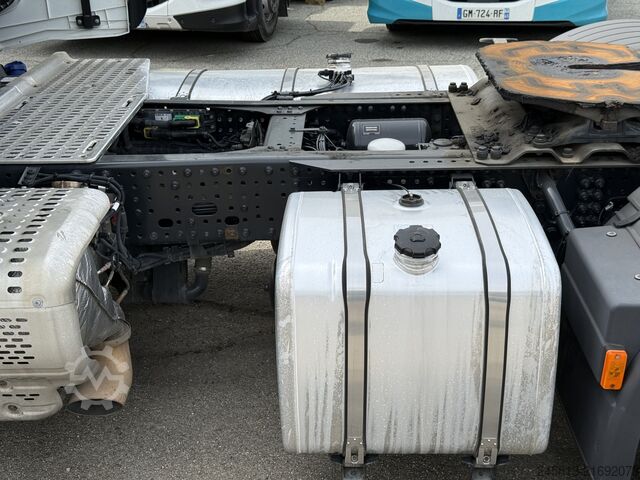 Standard tractor unit Iveco SWAY 490