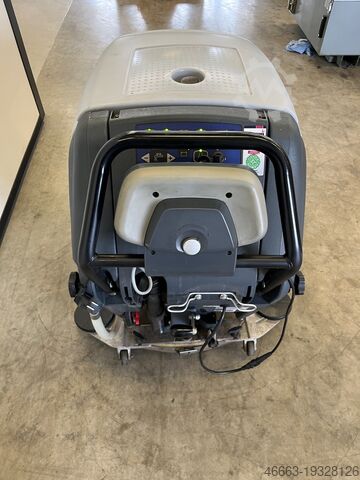 Scrubber-dryer machine Only 22 operating hours. Nilfisk BA751