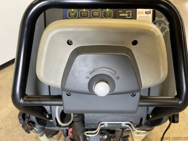Scrubber-dryer machine Only 22 operating hours. Nilfisk BA751