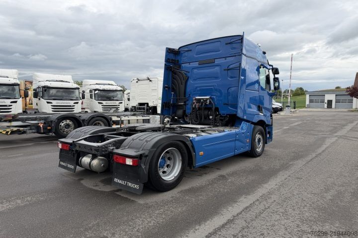 Standard tractor unit Renault T440 4x2 / Swiss-Vehicle