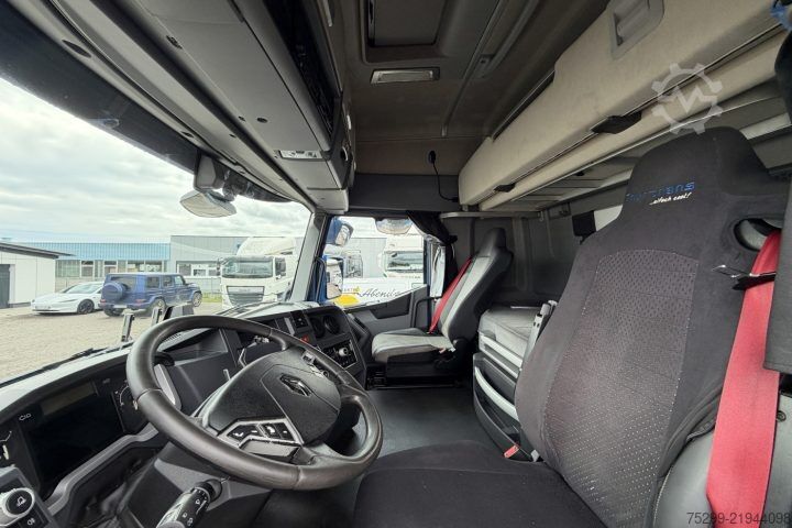 Standard tractor unit Renault T440 4x2 / Swiss-Vehicle