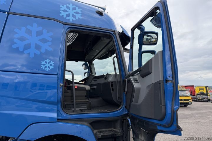 Standard tractor unit Renault T440 4x2 / Swiss-Vehicle