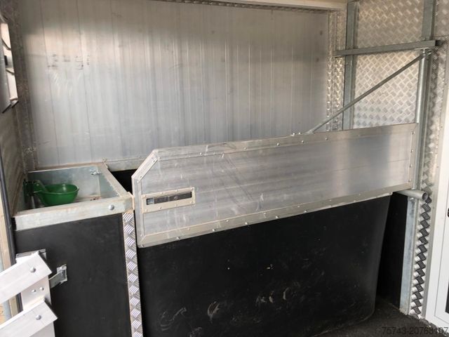 Livestock transporter IVECO M752 3-4 Pferde kl. Wohnung.