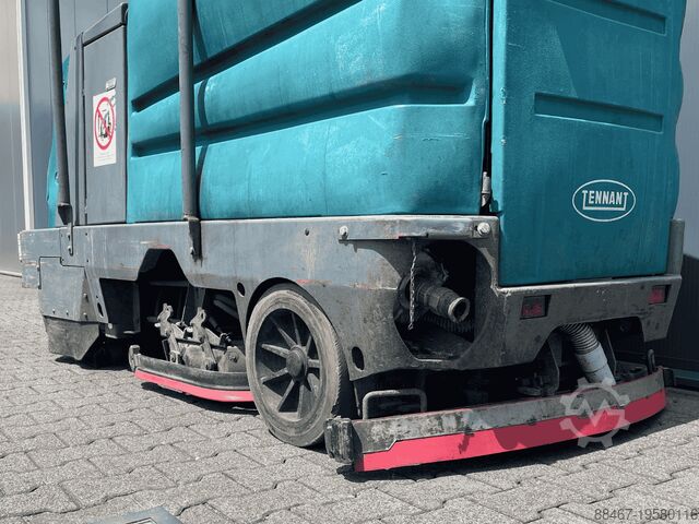 Sweeper scrubber Tennant 8300