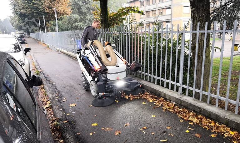 Street sweeper Tenax MaxWind