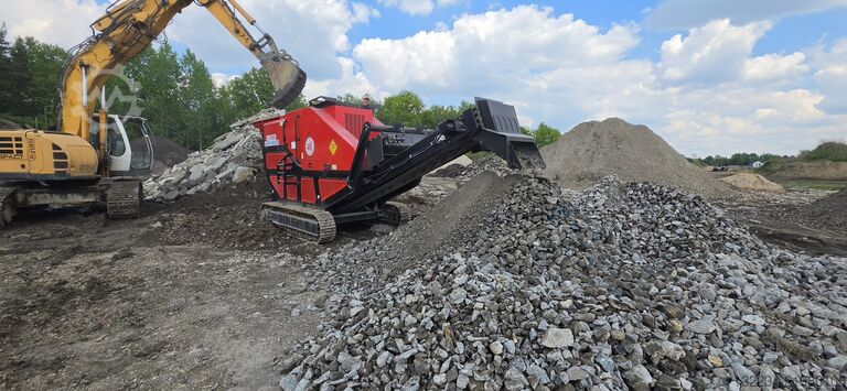 Mobile jaw crusher on tracks Red Rhino 7000 jaw crusher