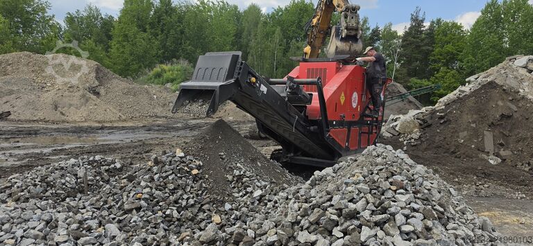 Mobile jaw crusher on tracks Red Rhino 7000 jaw crusher