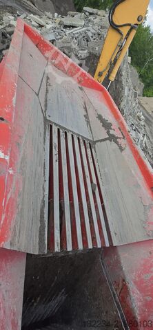 Mobile jaw crusher on tracks Red Rhino 7000 jaw crusher