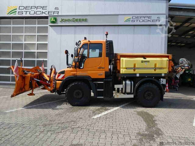 Mercedes-Benz Unimog U318 mit Schild+Streuer Mercedes-Benz Unimog U318 mit Schild+Streuer