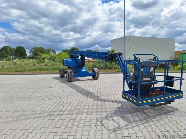 Articulated boom lift JLG E600JP