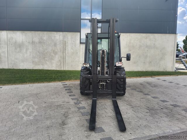 All-terrain forklift Manitou MC 30-4