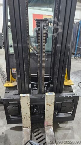 Electric 4-wheel forklift Yale ERP30VL