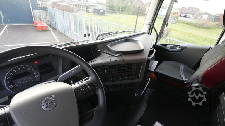 Standard-SZM Volvo FH 420 LNG Globetrotter tractor unit