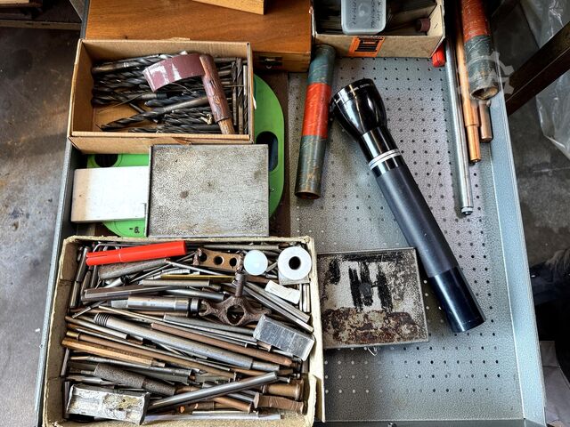 Werkbank mit Inhalt Workbench with contents