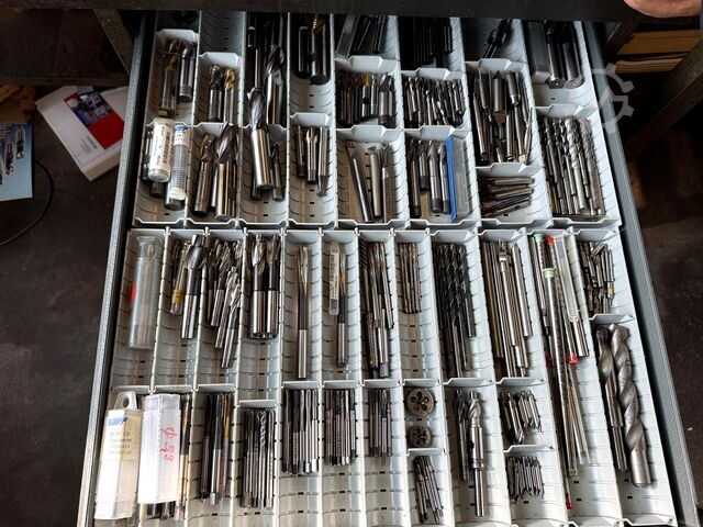 Werkbank mit Inhalt Workbench with contents