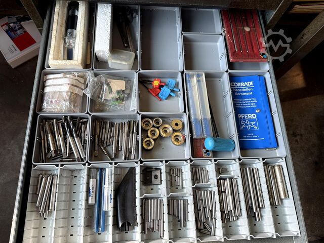 Werkbank mit Inhalt Workbench with contents