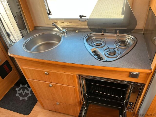 Semi-integrated camper ADRIA 687 SP - Festbett - Automatik - Klima - AHK -