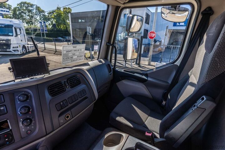 Refrigerated/freezer transport DAF LF55 250 +CHEREAU+THERMO KING+DHOLLANDIA1.5 T.