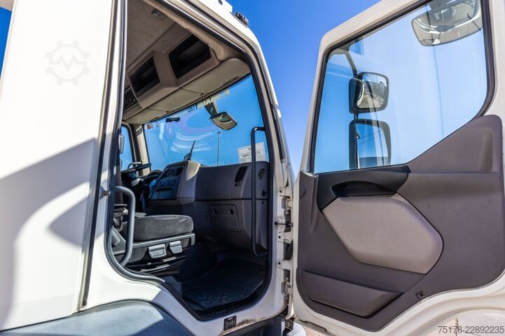Refrigerated/freezer transport DAF LF55 250 +CHEREAU+THERMO KING+DHOLLANDIA1.5 T.