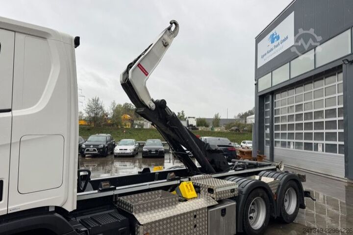 Abrollkipper SCANIA R560 6x4 Boogie Moser AHK
