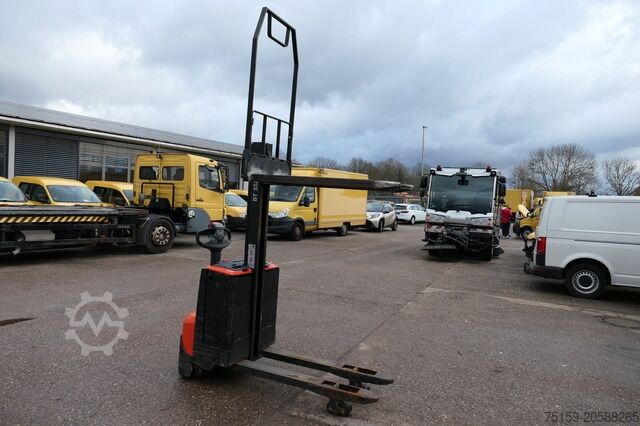 Manual stacker toyota SWE 080L
