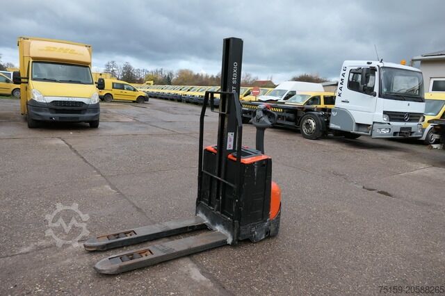 Manual stacker toyota SWE 080L