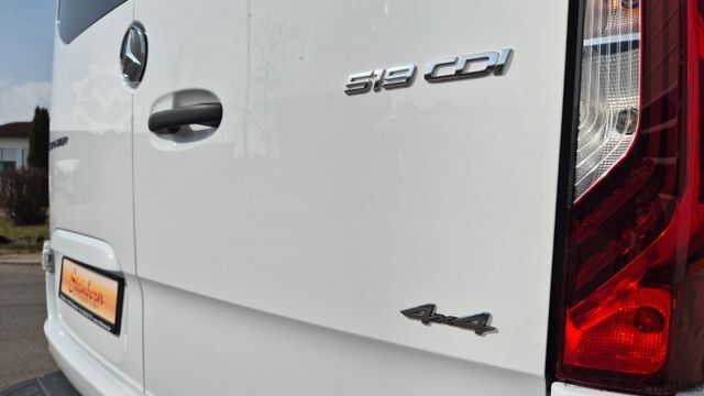 Minibus MERCEDES-BENZ 519  Allrad 4 x 4 Lagerfahrzeug Stock 20 Sitzer