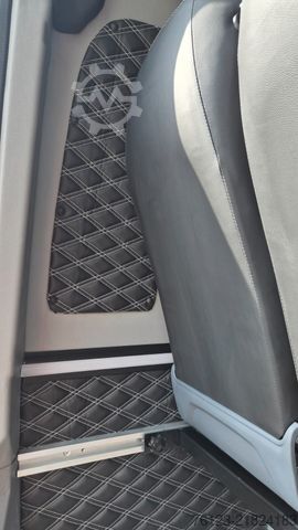 Minibus MERCEDES-BENZ 519  Allrad 4 x 4 Lagerfahrzeug Stock 20 Sitzer