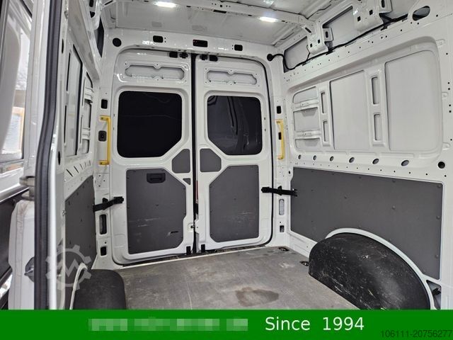 Minibus VOLKSWAGEN Crafter 35 2,0TDi 140PS MR2 HochFWD/AHK3,0t