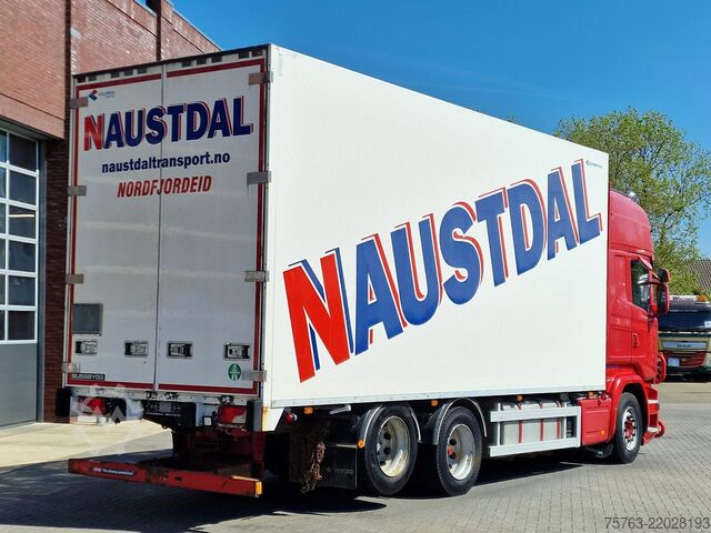 Suitcase Scania R580 V8 Topline 6x2 - Box with sidedoors - Reta...