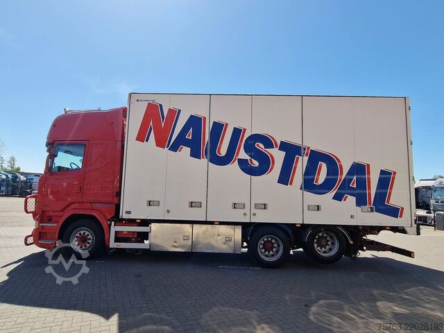 Suitcase Scania R580 V8 Topline 6x2 - Box with sidedoors - Reta...