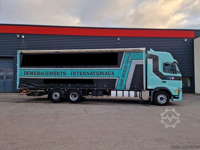 LKW mit Pritsche und Plane Volvo FH