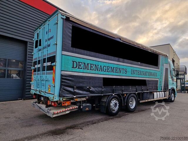 LKW mit Pritsche und Plane Volvo FH