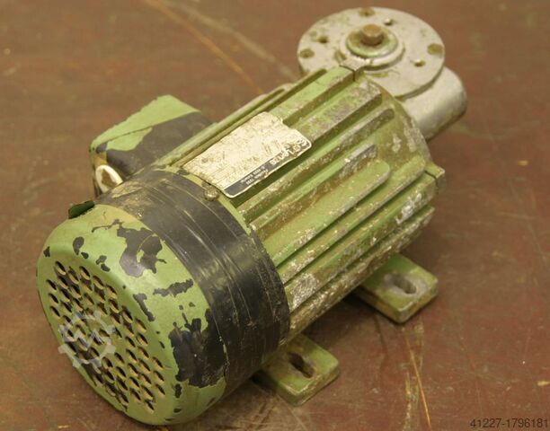 Gear motor 0.1 kW 60 rpm Lenze B3 Winkel