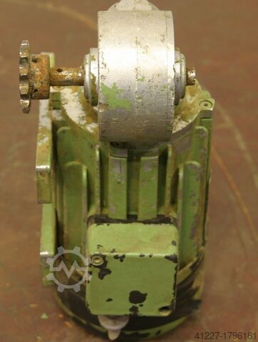 Gear motor 0.1 kW 60 rpm Lenze B3 Winkel