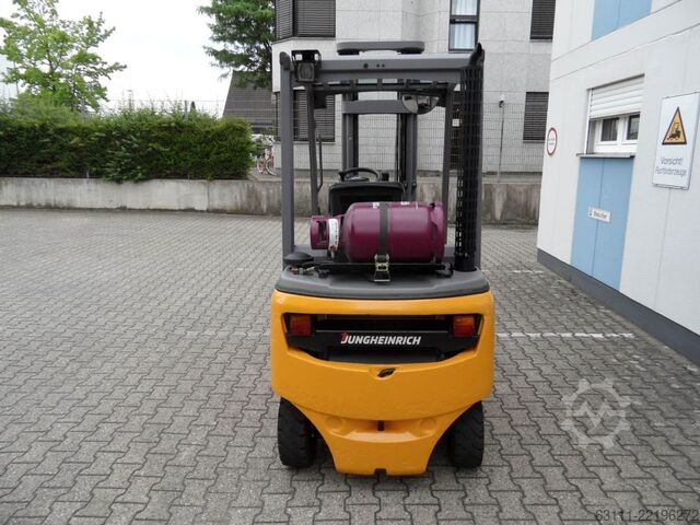 Treibgasstapler Jungheinrich TFG 316 - Triplex - wenig Stunden