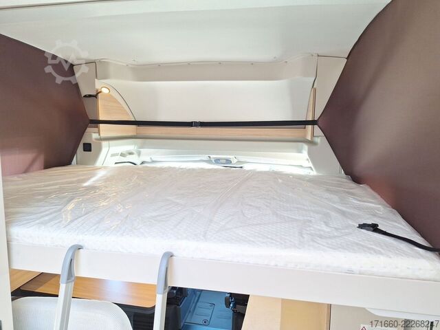 Teilintegriertes Wohnmobil BÜRSTNER Signature SFT 7.1 Markise, grau/gold