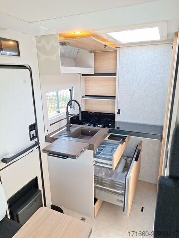 Teilintegriertes Wohnmobil BÜRSTNER Signature SFT 7.1 Markise, grau/gold