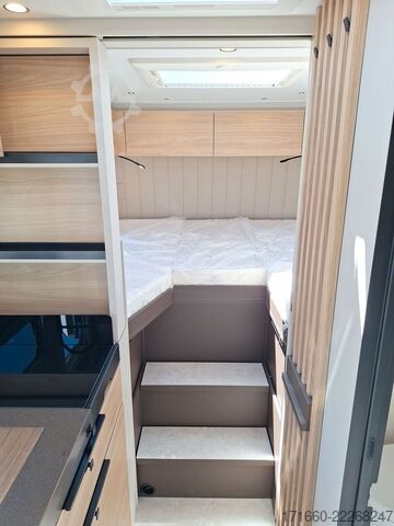 Teilintegriertes Wohnmobil BÜRSTNER Signature SFT 7.1 Markise, grau/gold