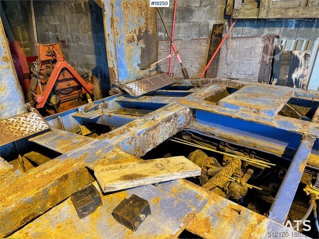 Low loader Mueller Machine trailer w/ hydraulic bridges