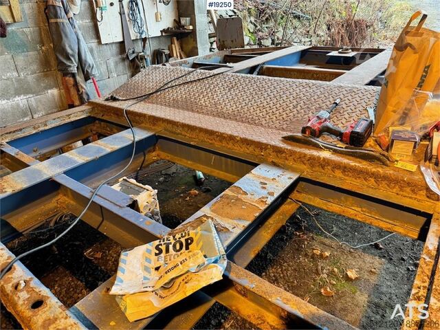 Low loader  Mueller Machine trailer w/ hydraulic bridges