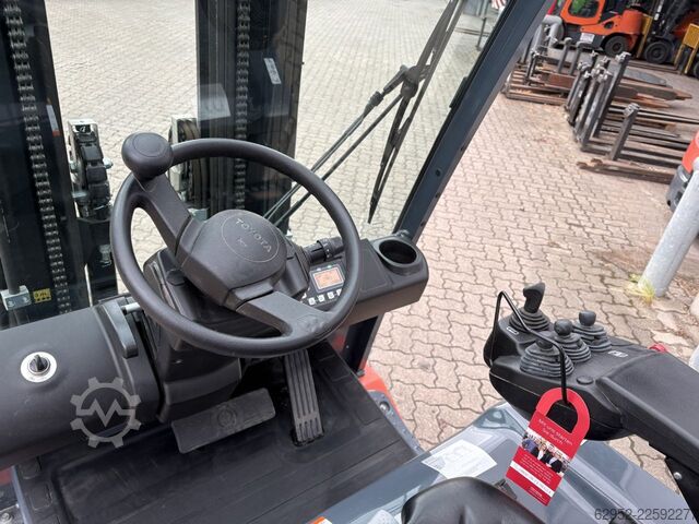 Elektro 4 Rad-Stapler Toyota 8 FBMT 25 / nur 280Std. !