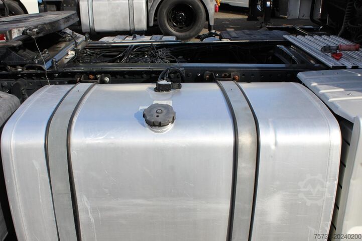 Standard tractor unit MAN TGX 18.480 E6 Flachdach   2 Tanks   Retarder