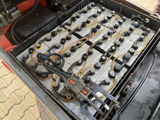 Electric 3-wheel forklift Linde E16C