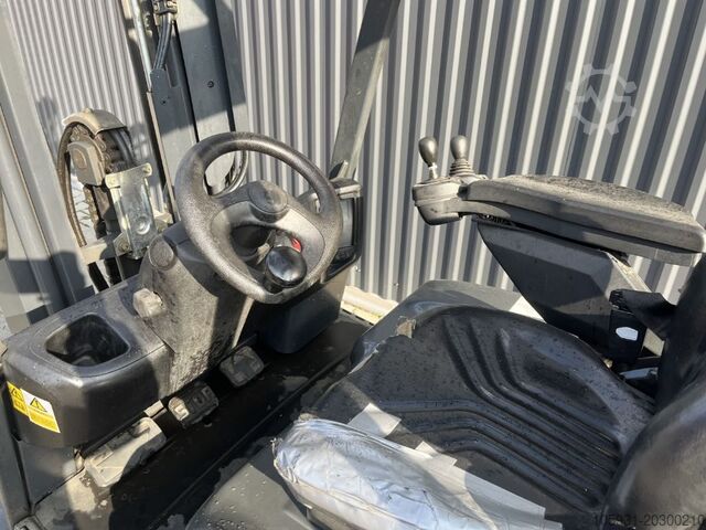 Electric 3-wheel forklift Linde E16C